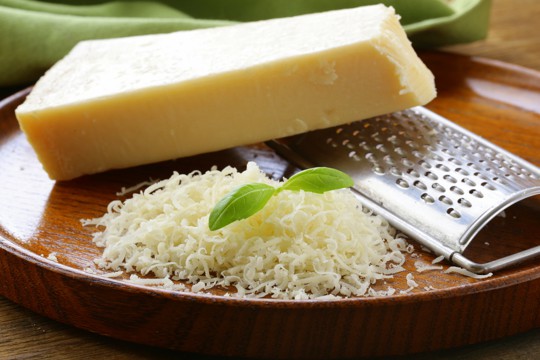 Πώς να καταλάβετε εάν το τυρί παρμεζάνας είναι κακό
